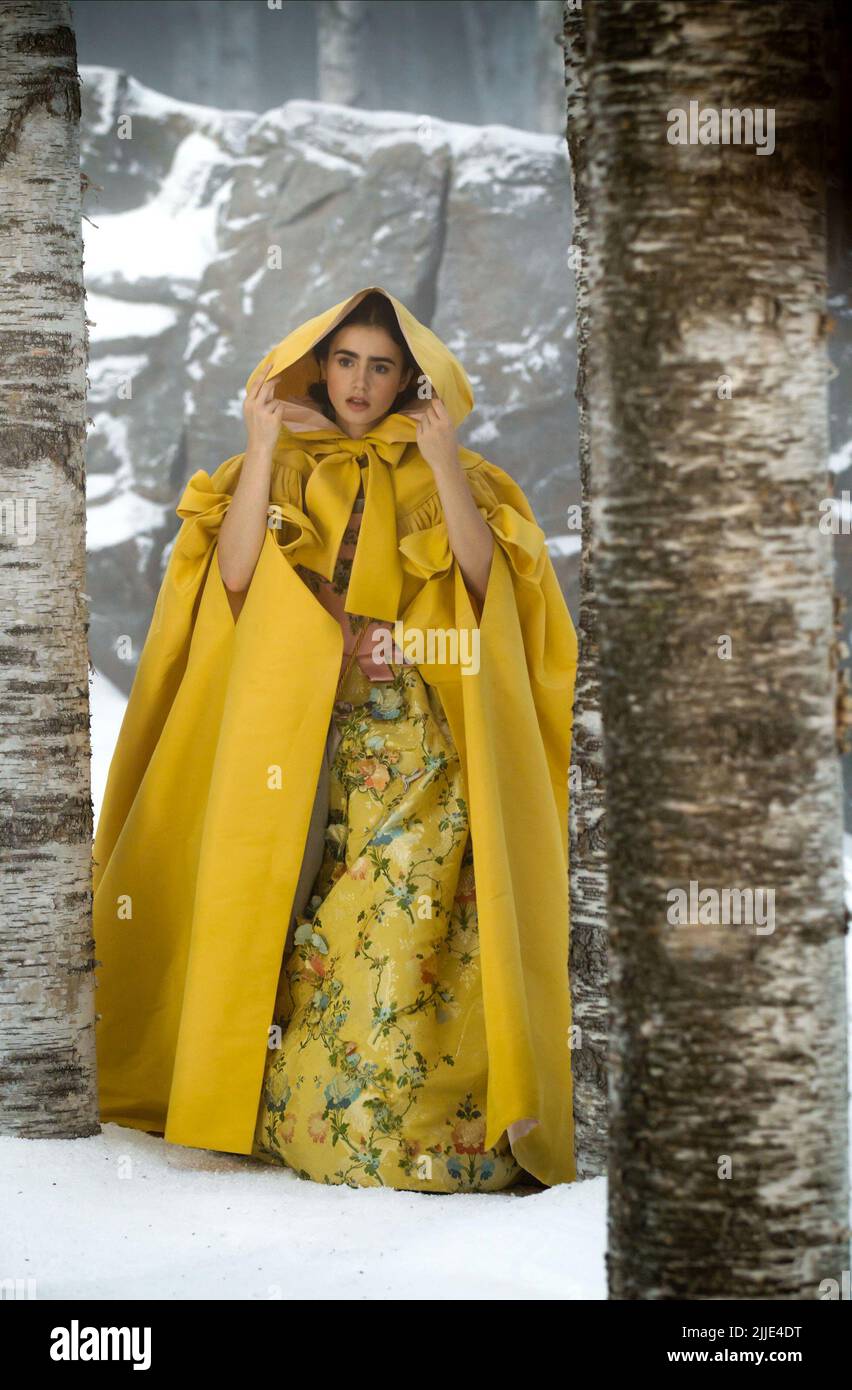 LILY COLLINS, MIROIR MIROIR, 2012 Banque D'Images