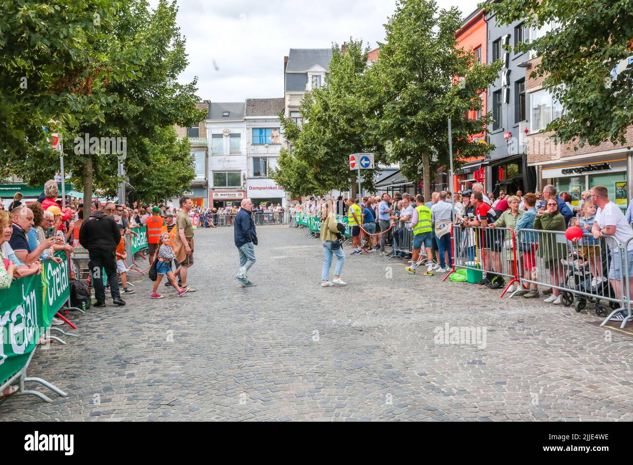 Aalst. Belgique, 25 juillet 2022, spectateurs photographiés lors de la course cycliste 'Naturcritium Aalst', lundi 25 juillet 2022 à Aalst. Le concours fait partie des 'critérios' traditionnels, courses locales dans lesquelles se disputent principalement les cyclistes qui ont roulé sur le Tour de France. BELGA PHOTO MARIJN DE KEYZER Banque D'Images