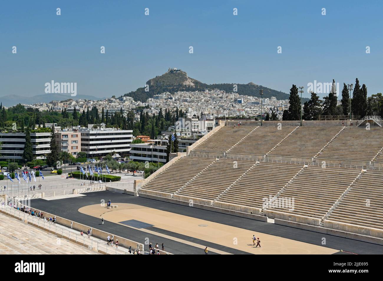 Athènes, Grèce - 2022 mai : vue panoramique sur le stade olympique historique de la ville avec la colline du Lycabette au loin Banque D'Images