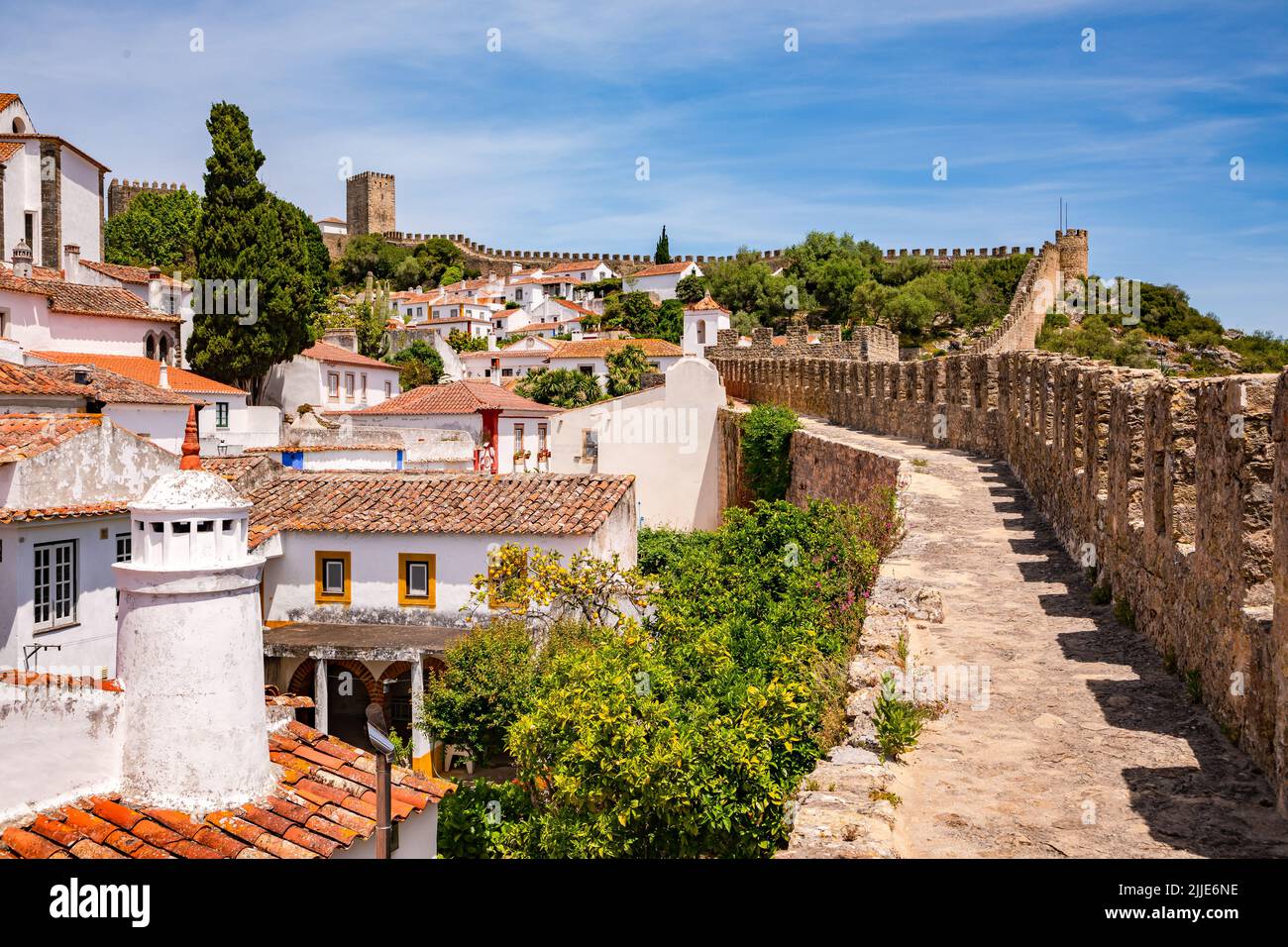 Sur le mur idyllique de la ville à pied autour de la vieille ville historique d'Obidos dans l'ouest du Portugal Banque D'Images