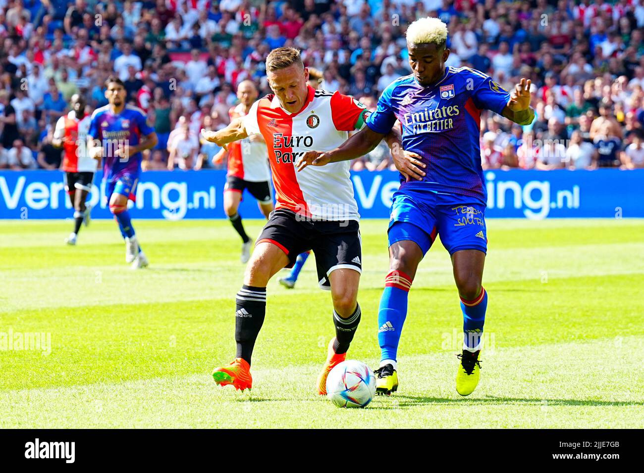 Rotterdam, pays-Bas - 24 juillet 2022, Thiago Mendes de l'Olympique Lyonnais, Jens Toornstra de Feyenoord lors du match d'avant-saison entre Feyenoord et Olympique Lyon au Stadion Feyenoord on 24 juillet 2022 à Rotterdam, pays-Bas - photo: Geert Van Erven/DPPI/LiveMedia Banque D'Images