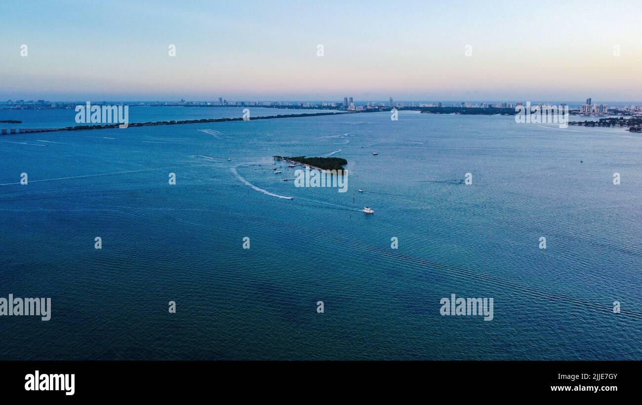 Une vue aérienne de Biscayne Bay à Miami, FL au coucher du soleil en direction de Picnic Island à l'horizon Banque D'Images