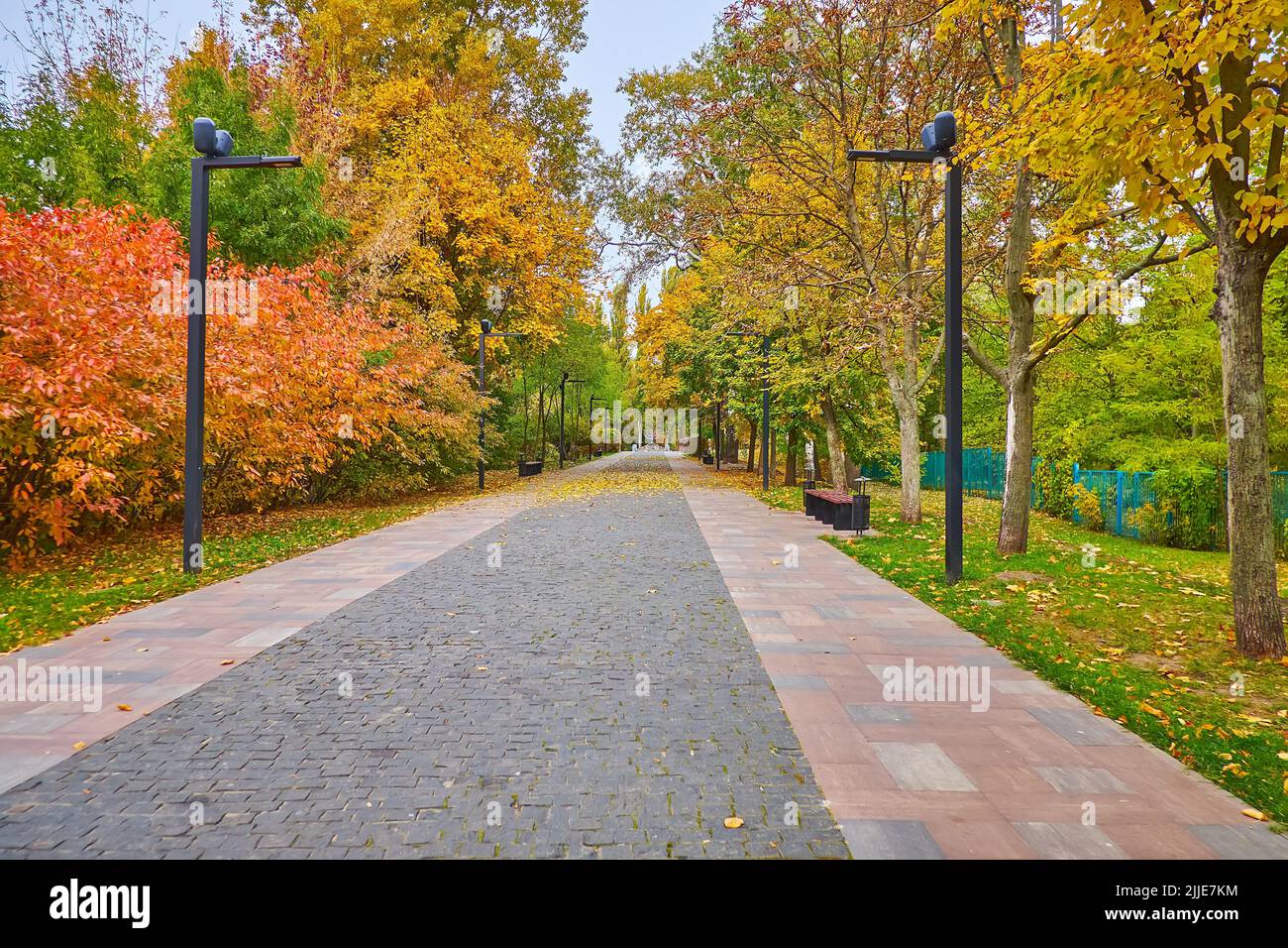 Une allée piétonne dans le parc mémorial de l'Holocauste de Babyn Yar est nommée la route du chagrin, Kiev, Ukraine Banque D'Images