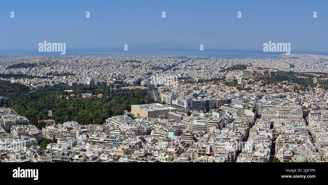 Athènes, Grèce - Mai 2022 : vue panoramique des maisons et des bâtiments de la ville en direction du port du Pirée. Sur la droite se trouve l'Acropole. Banque D'Images