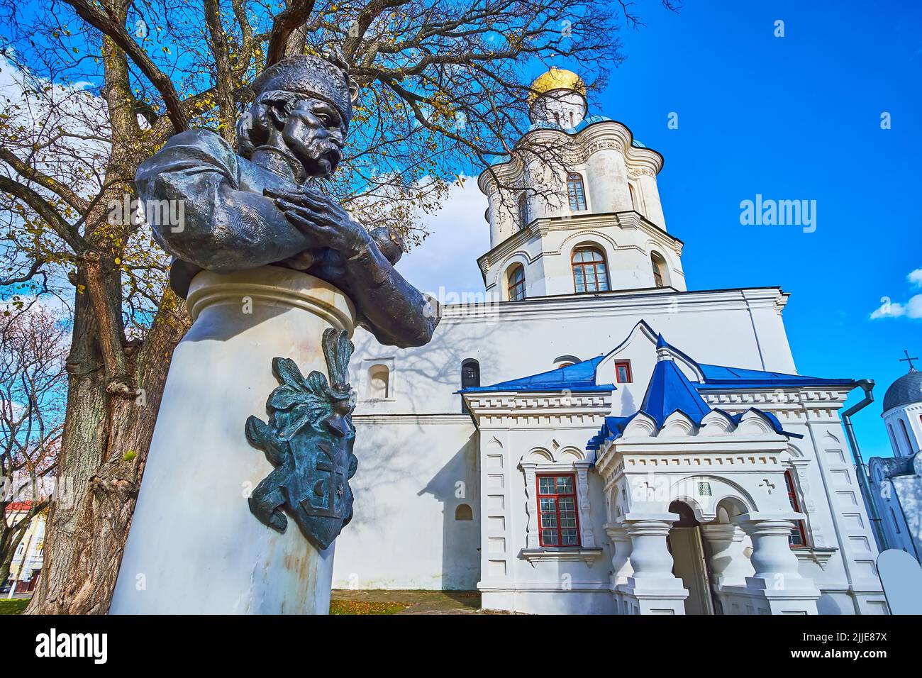 Monument à Ivan Mazepa dans le parc Chernihiv Dytynets avec vue sur Chernihiv Collegium en arrière-plan, Chernihiv, Ukraine Banque D'Images