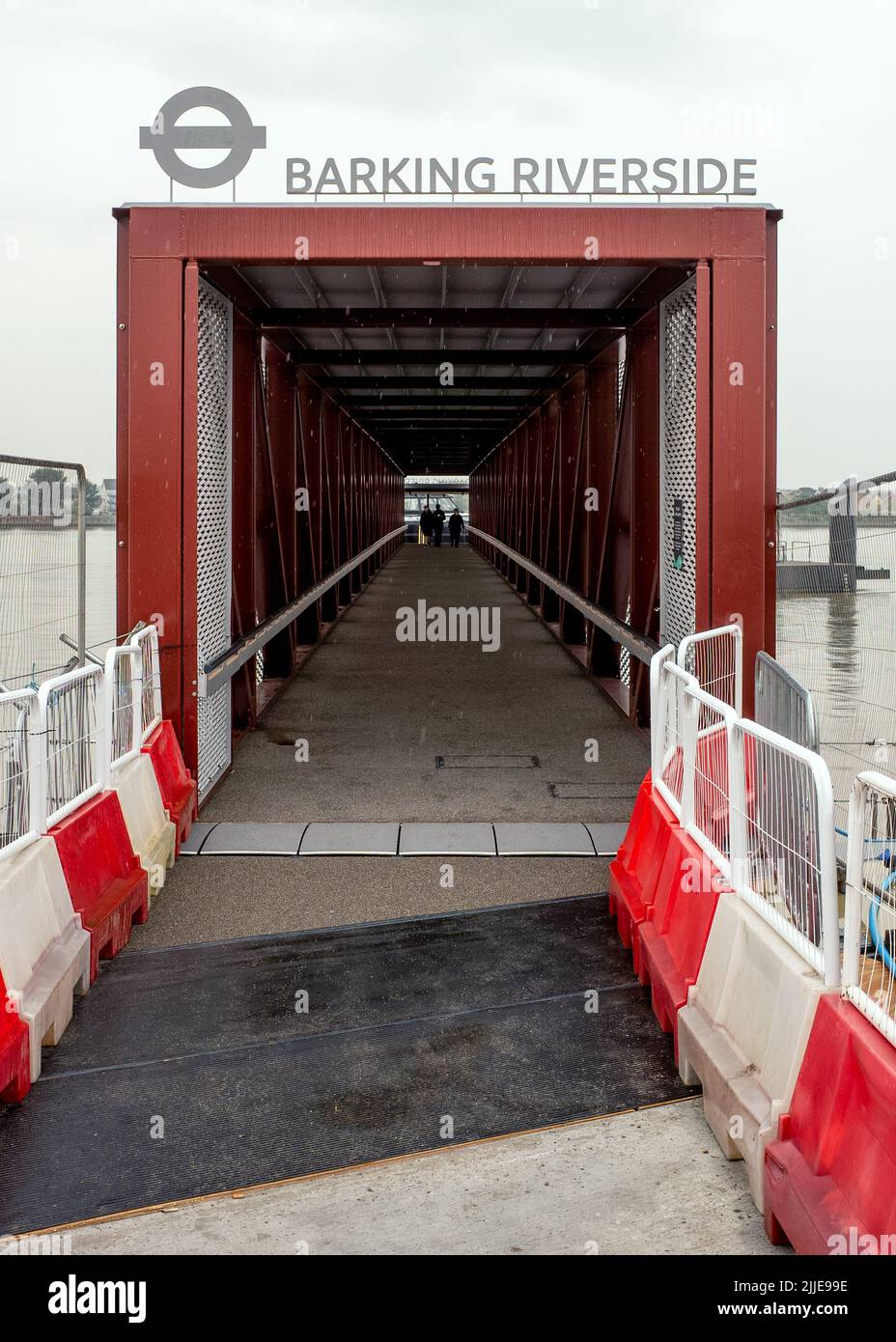 Entrée à la jetée Barking Riverside récemment ouverte sur la rive nord de la Tamise, desservie par le service de transport Thames Clippers, Londres, Royaume-Uni. Banque D'Images