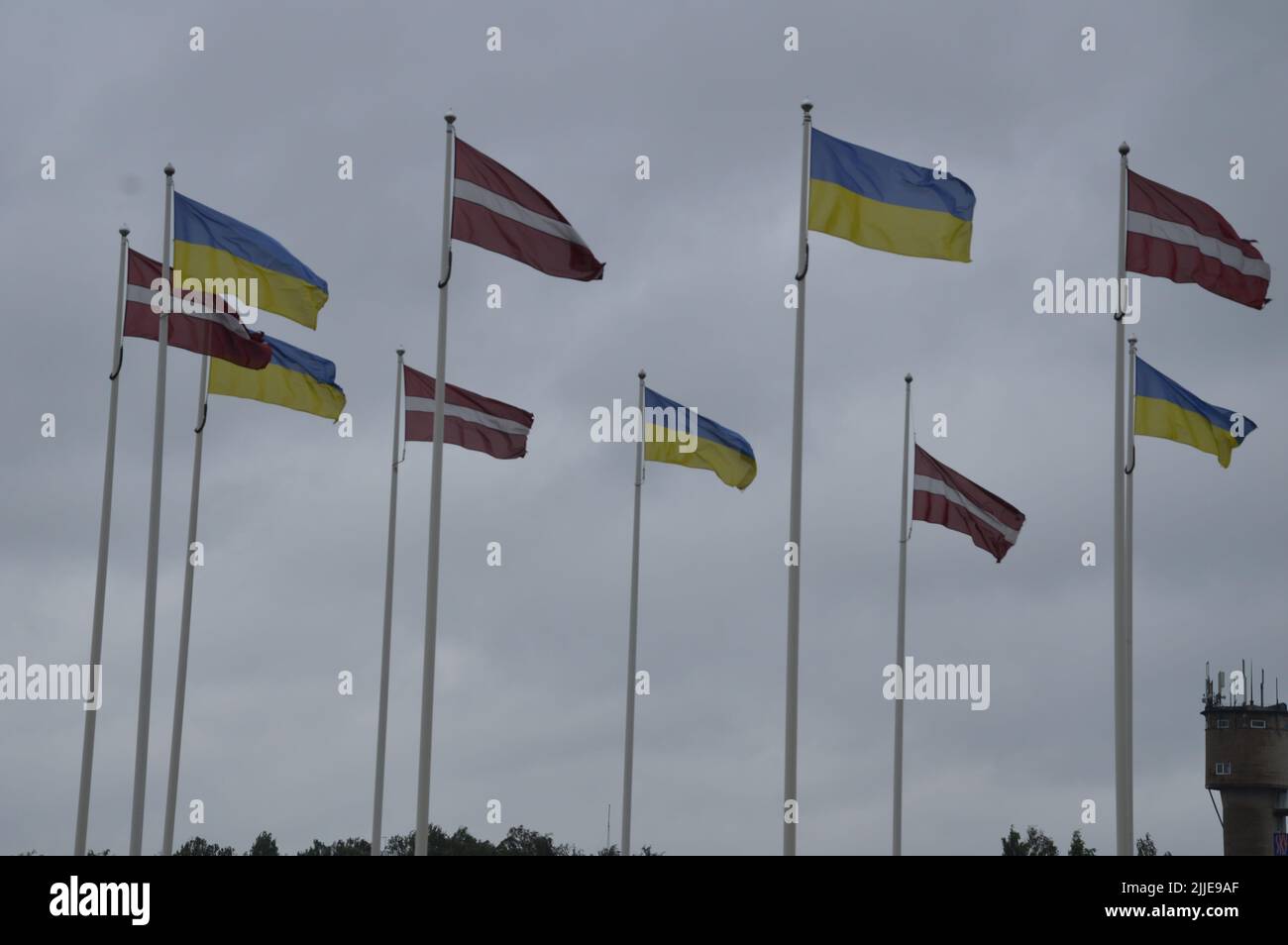 Riga, Lettonie - 12 juillet 2022 - drapeaux lettons et ukrainiens orner près de l'aéroport international de Riga - (photo de Markku Rainer Peltonen) Banque D'Images