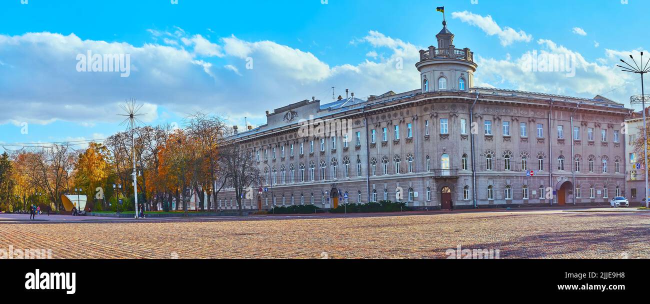 Panorama de l'administration régionale de l'État de Chernihiv depuis la place piétonne de Krasna dans le centre-ville, Chernihiv, Ukraine Banque D'Images