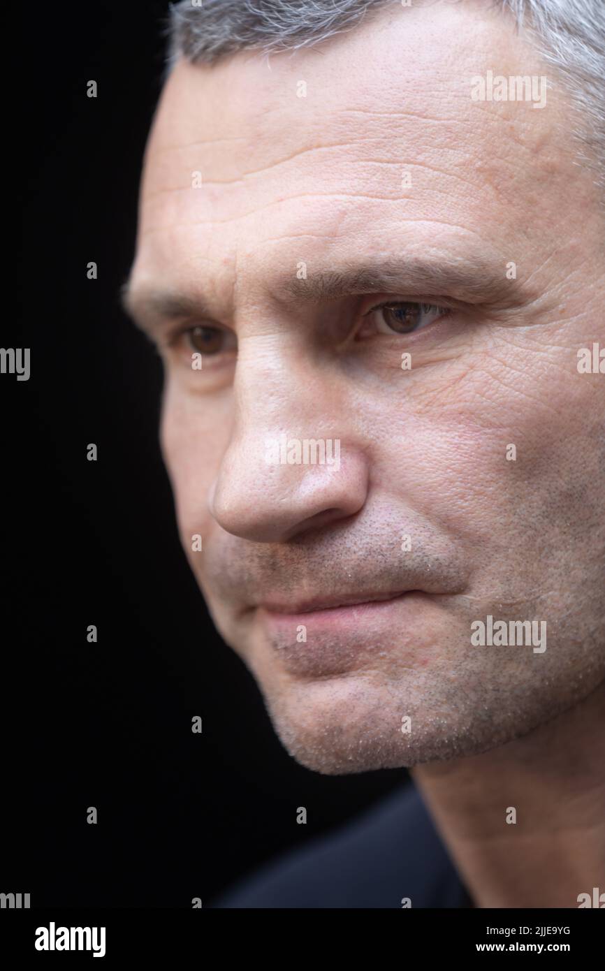 Vitali Volodymyrovych Klitschko est un politicien ukrainien et ancien boxeur professionnel qui est maire de Kiev et chef de l'Administration de la ville de Kiev, ayant occupé les deux bureaux depuis juin 2014. Klitschko est un ancien chef du Bloc Petro Porochenko et un ancien député du Parlement ukrainien. Il s'est activement impliqué dans la politique ukrainienne en 2005 et l'a combiné avec sa carrière professionnelle de boxe jusqu'à sa retraite du sport en 2013. Titulaire des titres de champion du monde de boxe 'Honoraire' et 'Eternal' dans la version WBC. Le 12 décembre 2016, Vitali Klitsch Banque D'Images