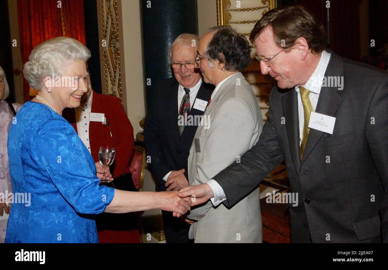 Photo du dossier datée du 13/10/2003 de la reine Elizabeth II salue le chef unioniste d'Ulster, David Trimble, au Palais de Buckingham, à Londres, lors d'une réception spéciale rendant hommage à la contribution de plus de 400 pionniers dans la vie britannique. L'ancien premier ministre d'Irlande du Nord est décédé, a annoncé le Parti unioniste d'Ulster. Date de publication : lundi 25 juillet 2022. Banque D'Images