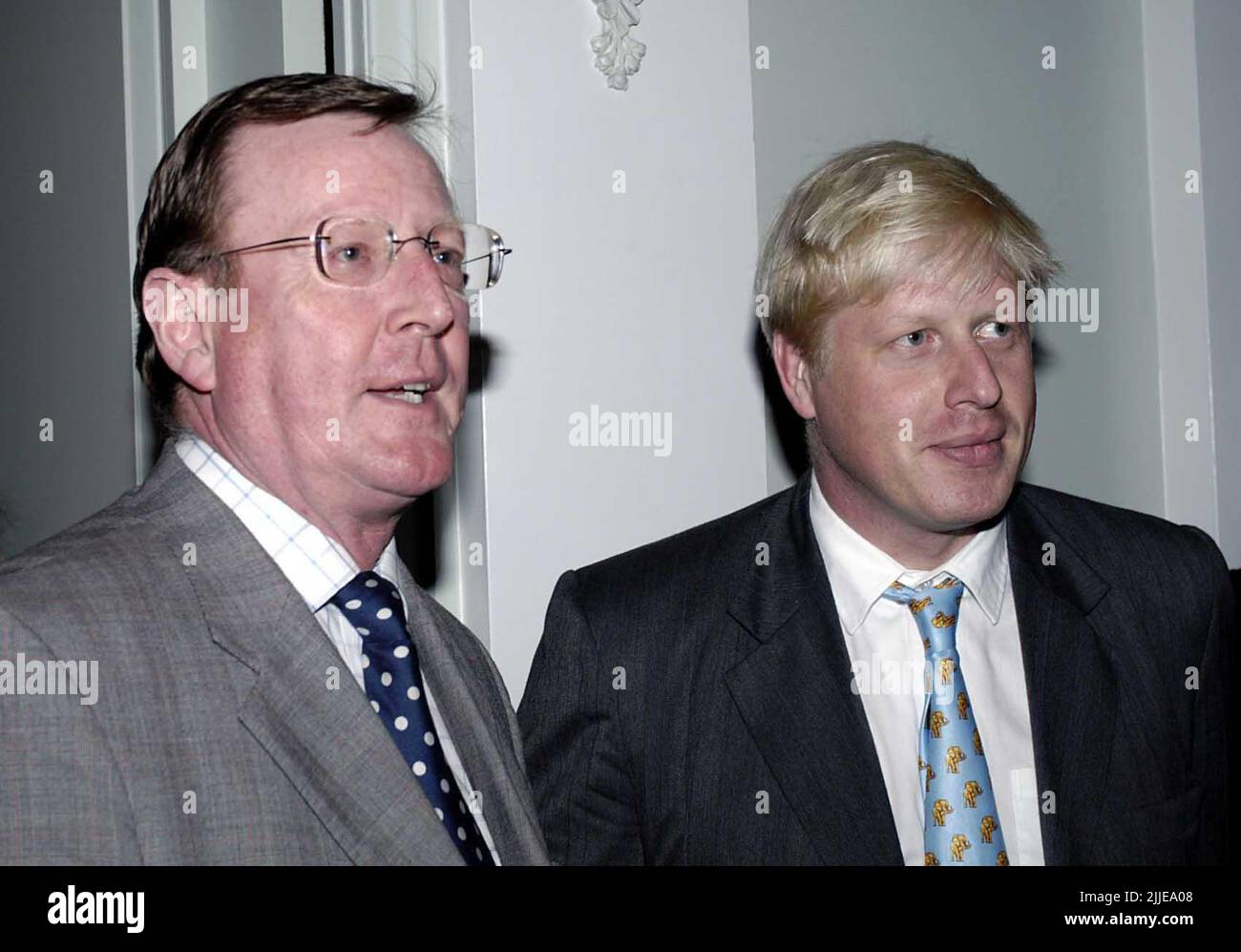 Photo du dossier datée du 24/9/2003, du chef unioniste David Trimble (à gauche) et de Boris Johnson, rédacteur en chef du magazine Spectator lors d'une fête marquant le 175th anniversaire du Spectator, à l'hôtel four Seasons, Park Lane, Londres. L'ancien premier ministre d'Irlande du Nord est décédé, a annoncé le Parti unioniste d'Ulster. Date de publication : lundi 25 juillet 2022. Banque D'Images