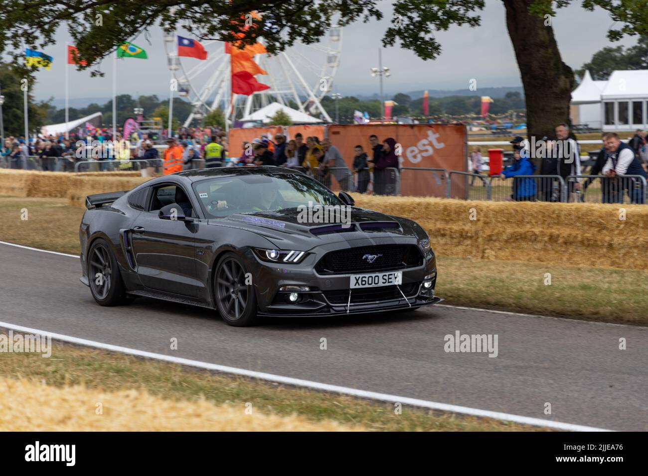 Ford Mustang GT V8 sur la piste au Carfest Banque D'Images