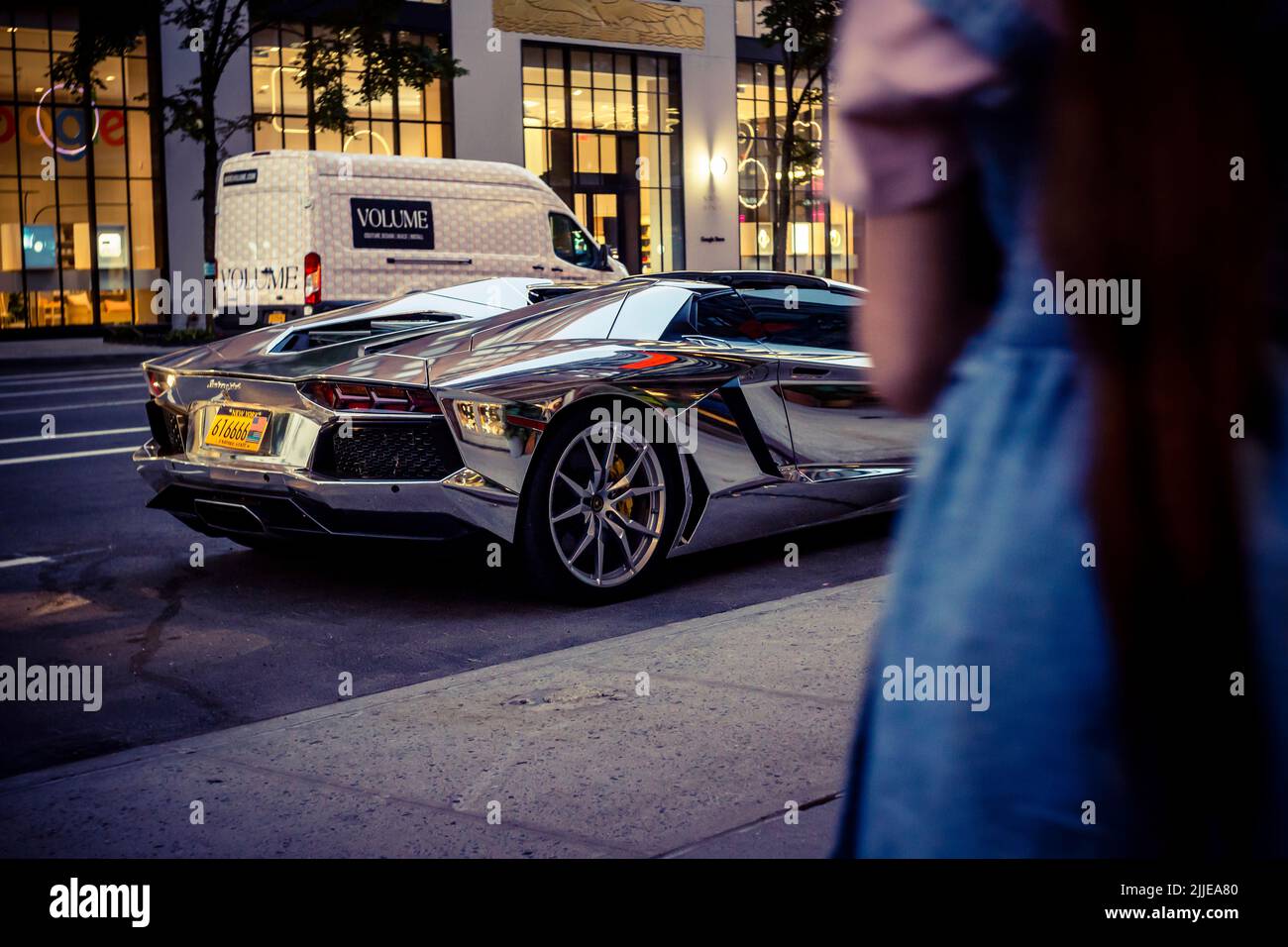 Finition miroir Lamborghini garée à Chelsea à New York mardi, 19 juillet 2022. (© Richard B. Levine) Banque D'Images