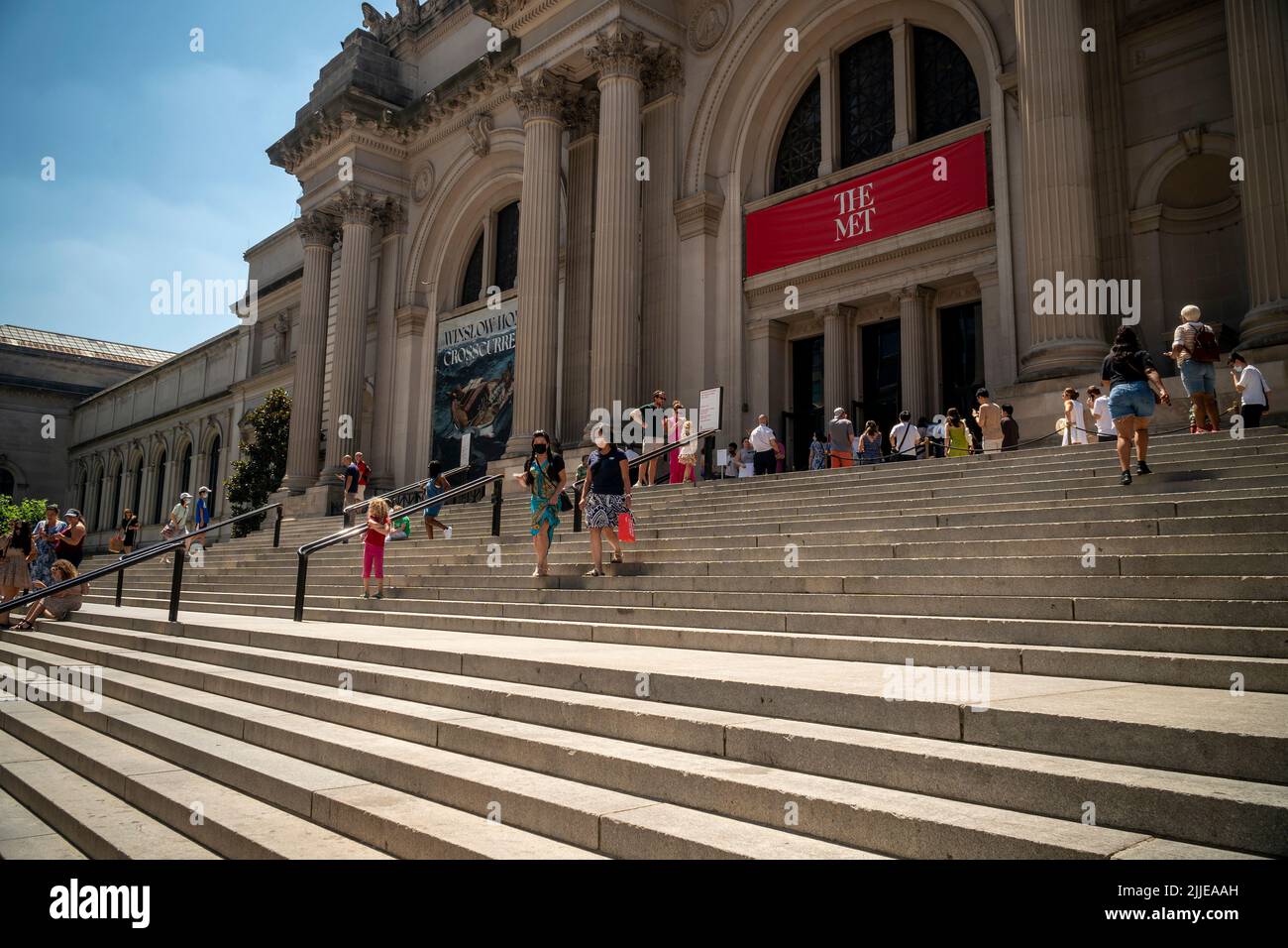 Pour s'asseoir sur les marches, les visiteurs à l'extérieur du Metropolitan Museum of Art de New York cuisent pendant la vague de chaleur, vue samedi, 23 juillet 2022. Un avis de chaleur a été émis avec des températures qui devraient atteindre 98 degrés dimanche. (© Richard B. Levine) Banque D'Images