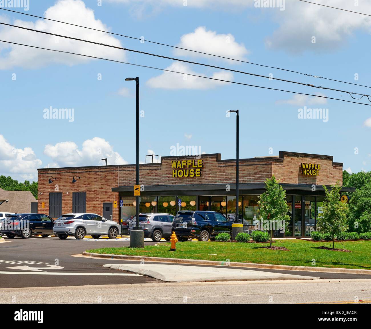 Waffle House, un petit restaurant de petit déjeuner familial, entrée extérieure à Pike Road Alabama, USA. Banque D'Images