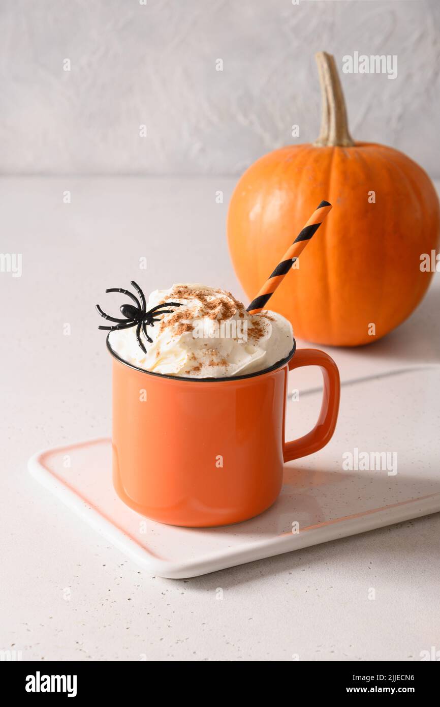 Café au lait de citrouille d'Halloween avec araignées décorées de crème fouettée Banque D'Images