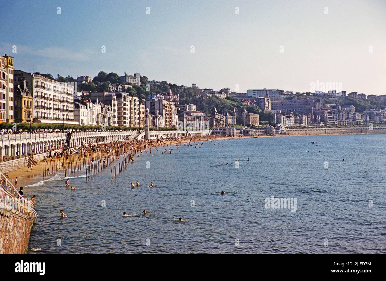 Plage et front de mer à San Sebastian, Donostia–San Sebastián, nord de l'Espagne 1959 Banque D'Images