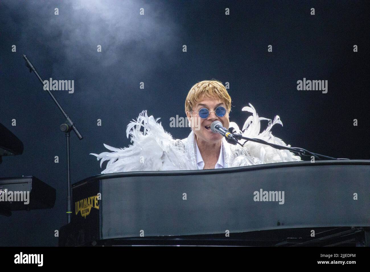 Ultimate Elton, Elton’s Favorite Tribute Act, se produit au Carfest North Banque D'Images