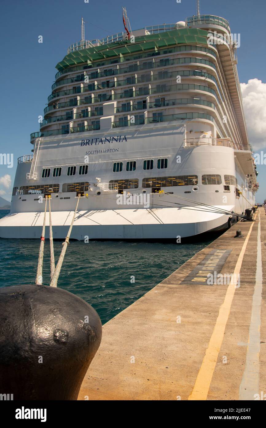 Basseterre, Saint-Kitts-et-Nevis - 28 mars 2022 - Vue sur l'arrière du paquebot Britannia pendant qu'il est attaché au quai de Basseterre au large de la baie Banque D'Images