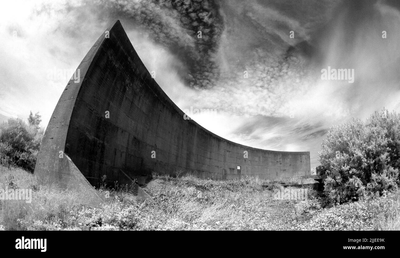 Photo infrarouge du miroir acoustique de 200 pieds de Lade Pits, une partie de la réserve naturelle de Dungeness RSPB, Kent, Angleterre. Banque D'Images