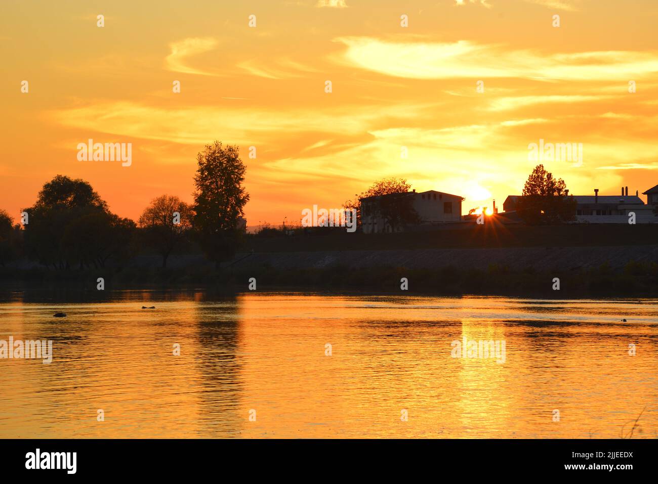 Soleil couchant doré reflété sur la rivière Mures Banque D'Images