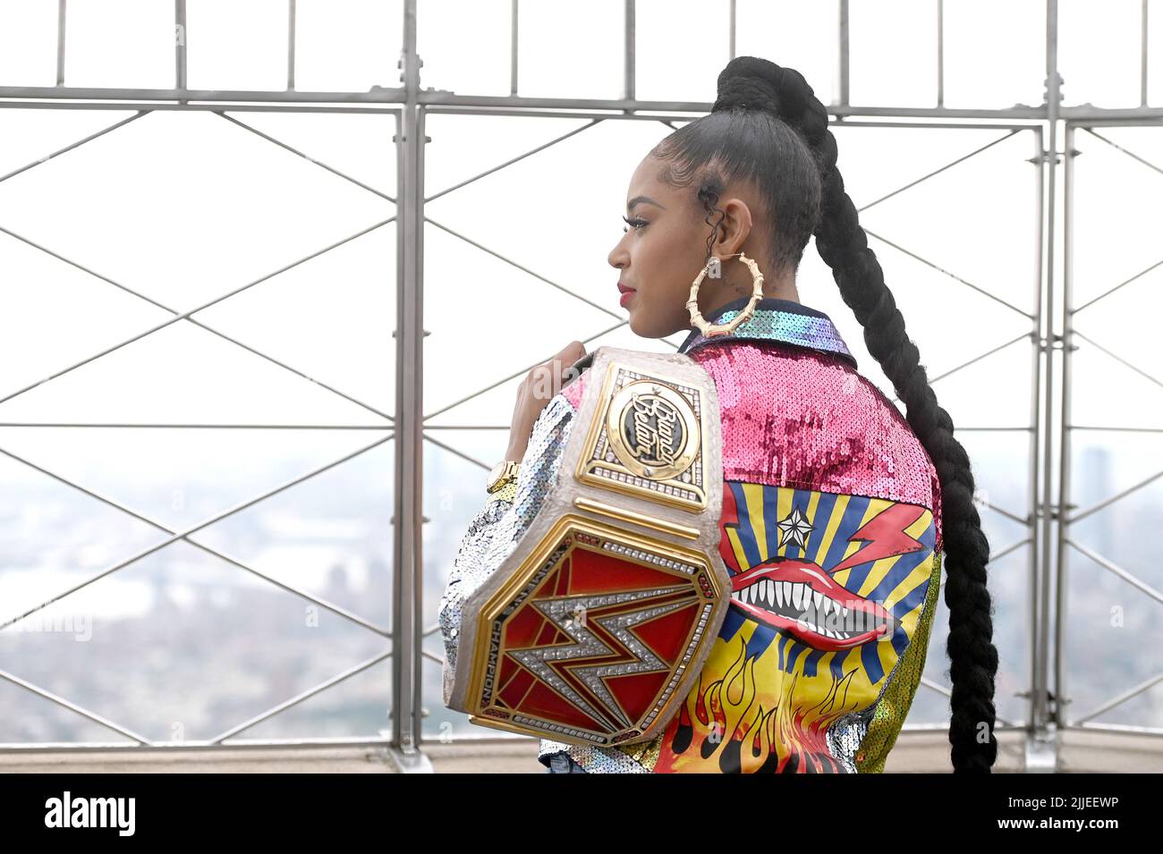 New York, États-Unis, 25 juillet 2022. La Wrestler professionnelle de la WWE Bianca Belair Crawford visite l'Empire State Building sur 25 juillet 2022. (Photo par Anthony Behar/Sipa USA) Banque D'Images