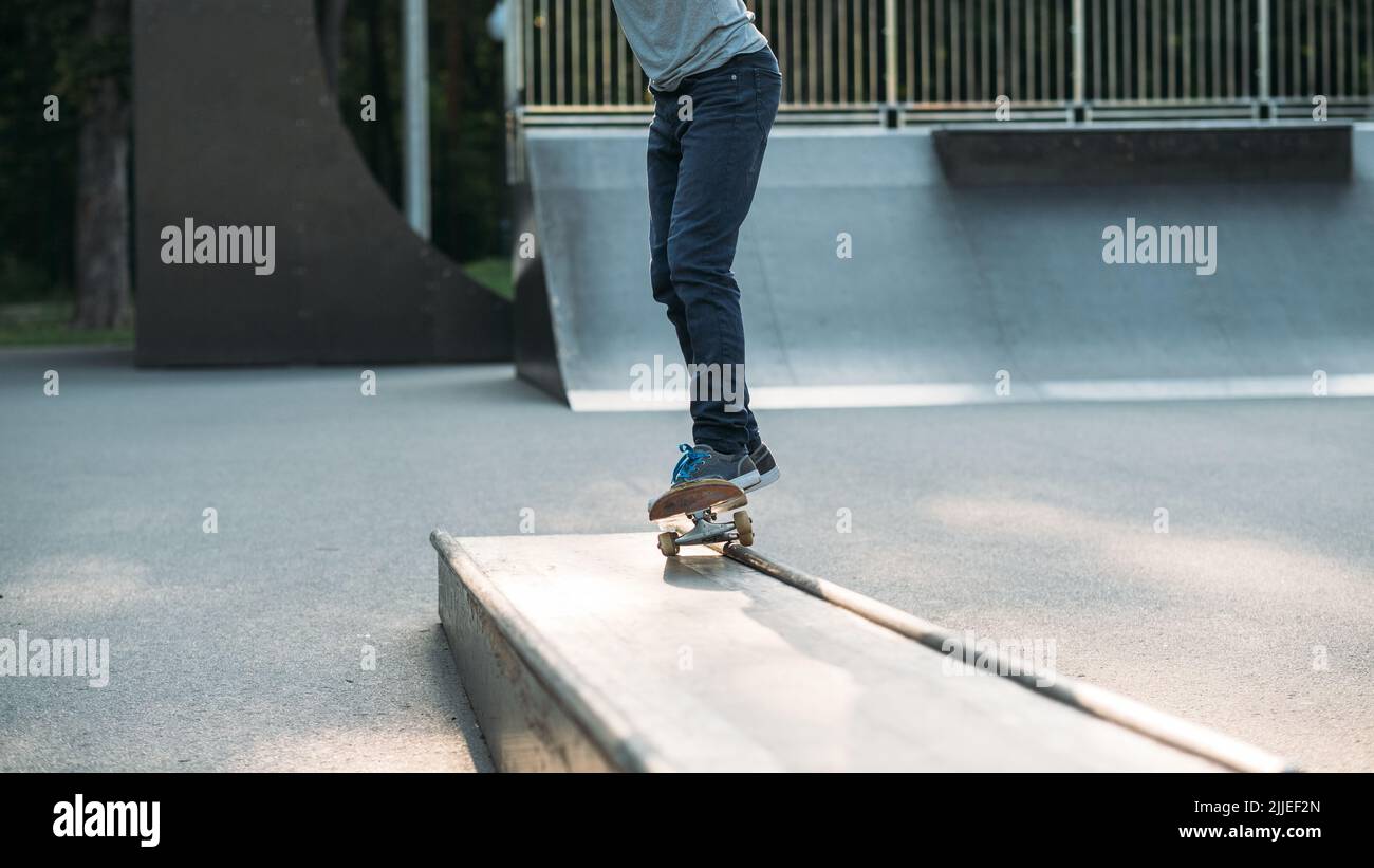homme de skateboard vie active skate park jambes Banque D'Images