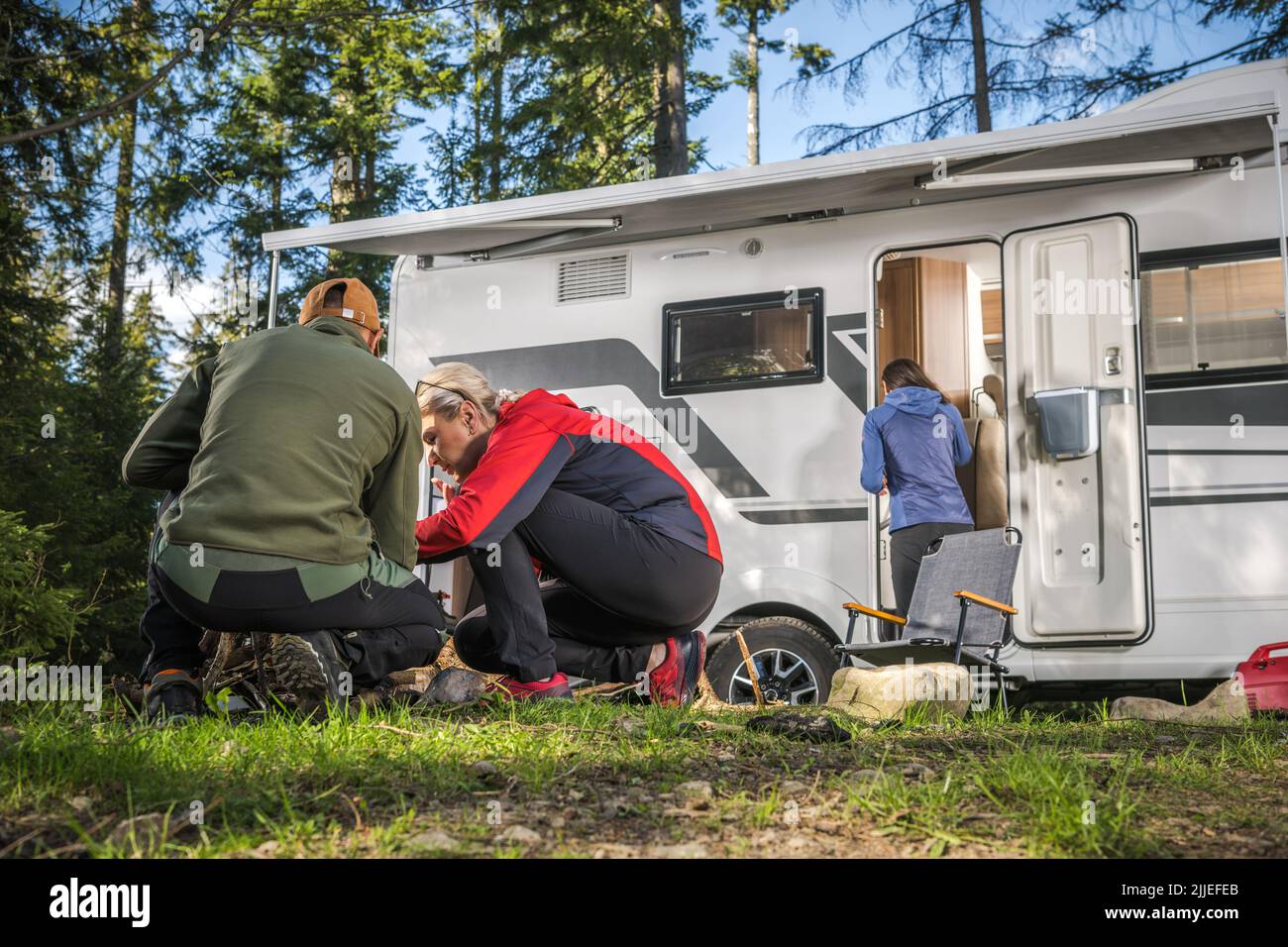 Amis suspendus à côté de leur camionnette de camping de classe C. Véhicules récréatifs et thème Camping. Banque D'Images