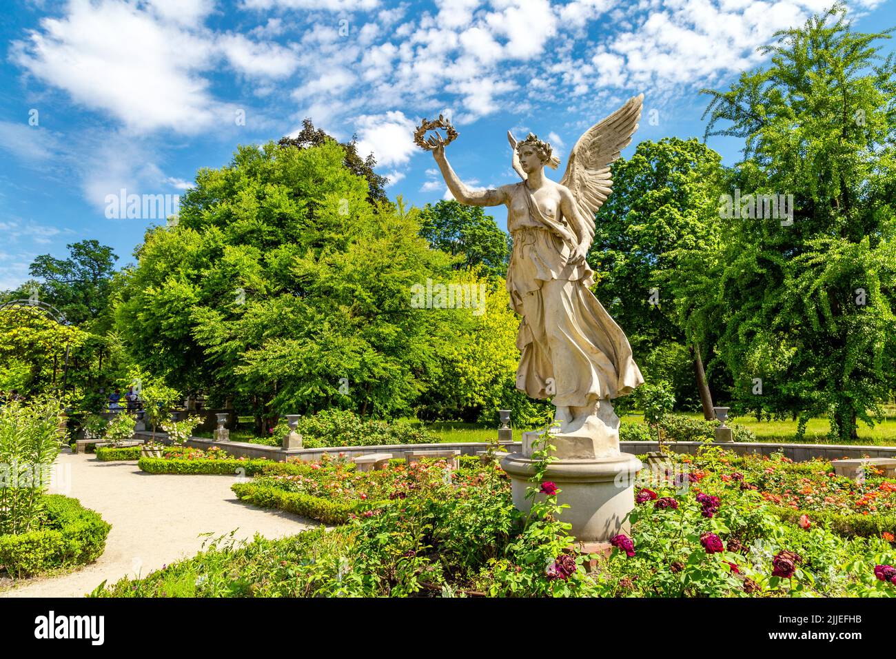 Sculpture d'un ange dans la roseraie de style italien Palais royal baroque de Wilanow datant du 17th siècle, Varsovie, Pologne Banque D'Images