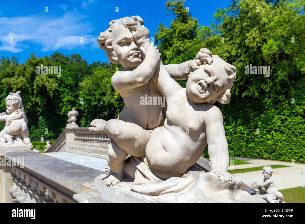 Sculpture de frères et sœurs combattant dans les jardins de style italien Palais royal baroque de Wilanow datant du 17th siècle, Varsovie, Pologne Banque D'Images