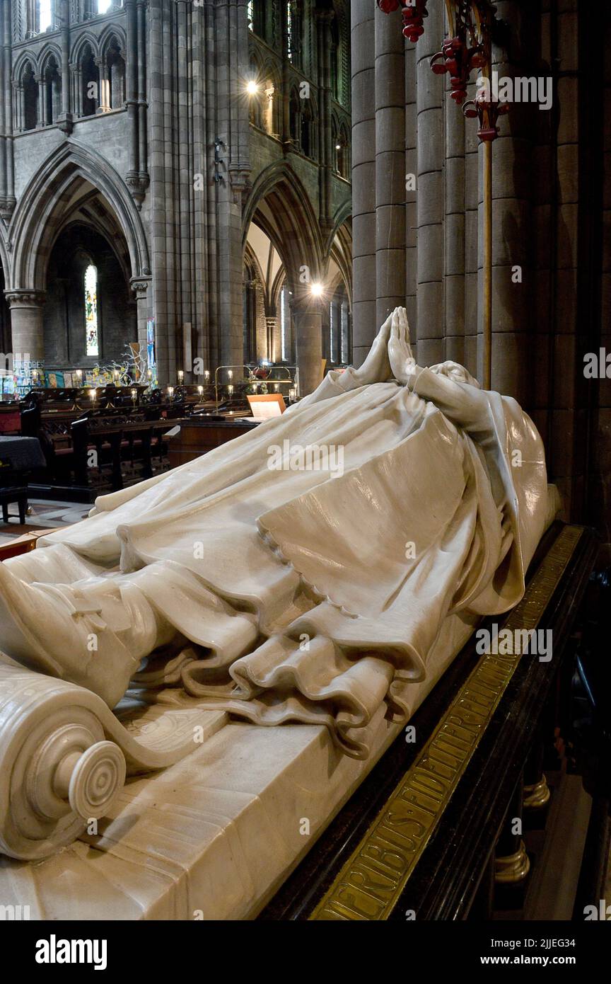 Effigie de James Francis Montgpmery, doyen de la cathédrale St Mary et photographe pionnier, sculptée en 1902 par James Pittendrigh Macgillivray. Banque D'Images