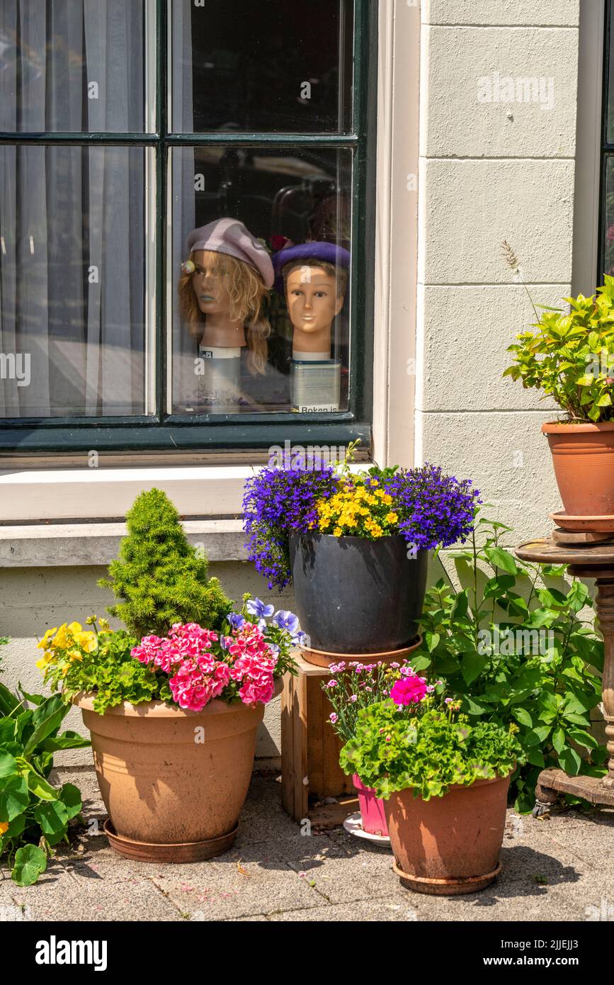 Décoration dans et devant une maison dans la vieille ville d'Amsterdam, Sint Antoniesluis, Oudeschans Gracht, pays-Bas Banque D'Images