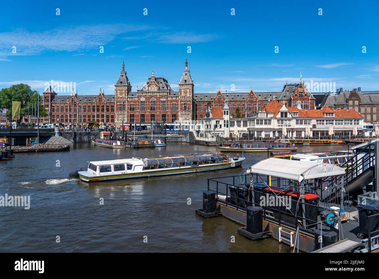 Centre d'Amsterdam, gare centrale, Stationsplein, point de départ pour de nombreuses excursions, visites des canaux, pays-Bas, Banque D'Images
