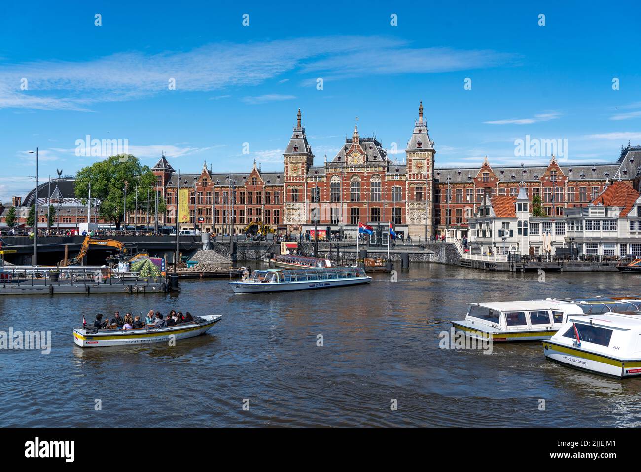 Centre d'Amsterdam, gare centrale, Stationsplein, point de départ pour de nombreuses excursions, visites des canaux, pays-Bas, Banque D'Images