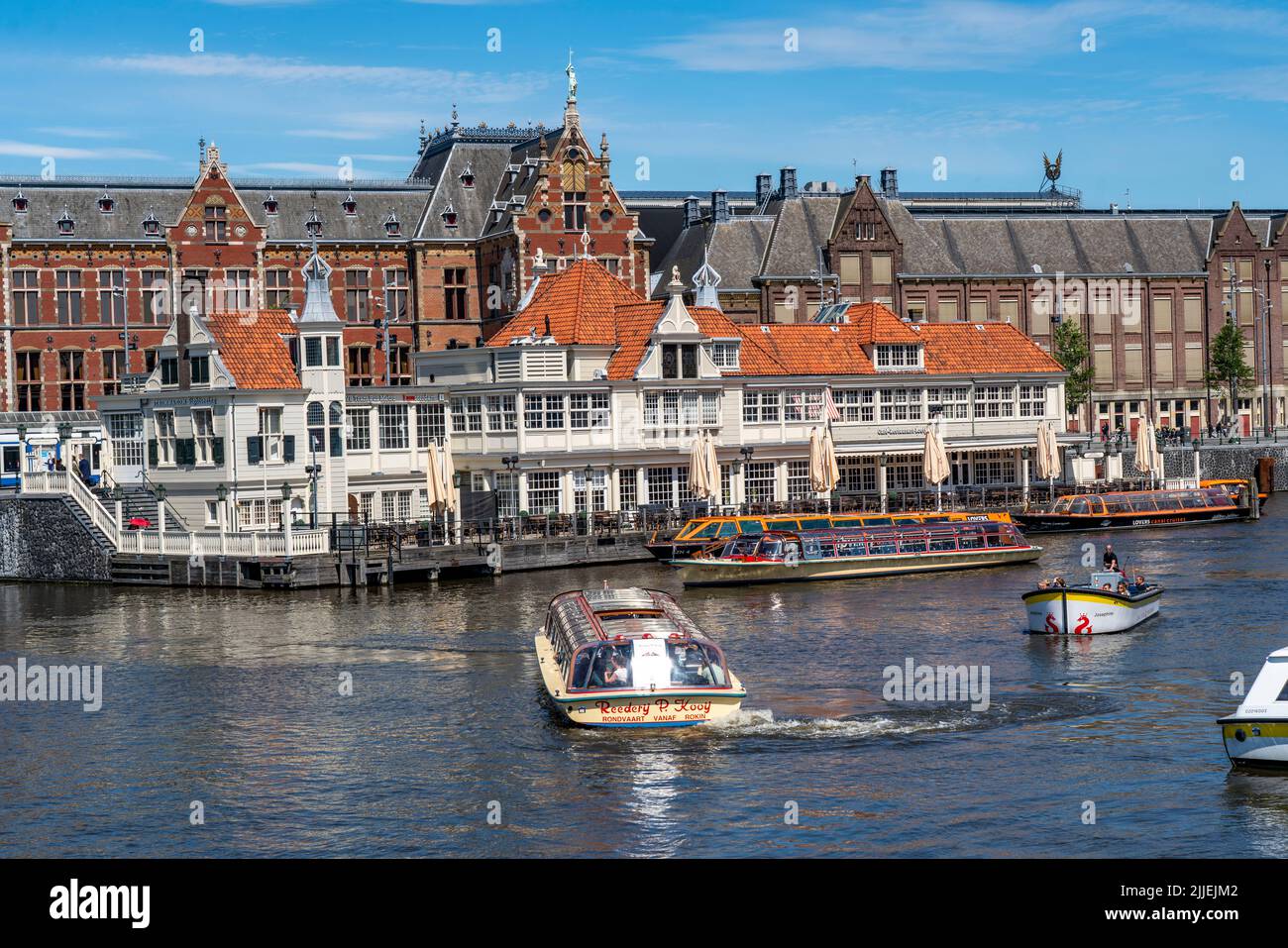 Centre d'Amsterdam, gare centrale, Stationsplein, point de départ pour de nombreuses excursions, visites des canaux, pays-Bas, Banque D'Images