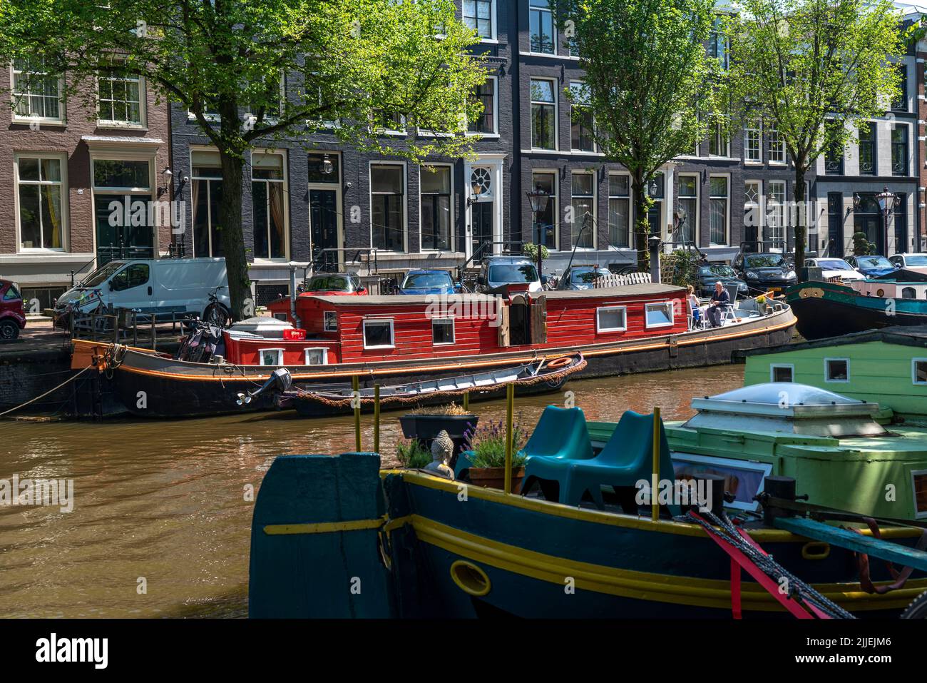 Péniche aménagée sur un canal à Amsterdam, pays-Bas, Banque D'Images