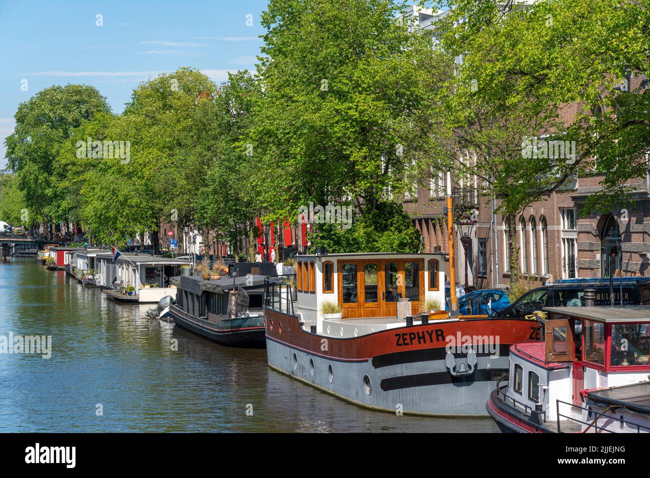 Péniche aménagée sur un canal à Amsterdam, pays-Bas, Banque D'Images