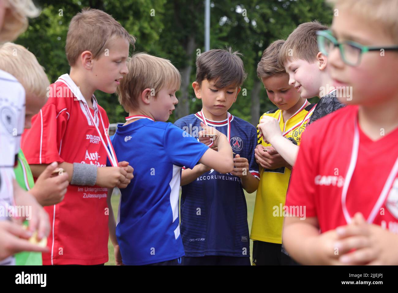 Dulmen, Allemagne. 21st juin, 2022. Firo: 06/22/2022, football, saison 2021/2022, football amateur dernière formation ses joueurs obtiennent un média comme rappel, cérémonie de prix, temps de bénévolat, ligue de district, football de jeunesse, Social, populaire sport, DJK SF Dulmen, amateur sport bénévoles, Werner Feugmann (73 ans) rejoint, après 36 ans, en fonction honoraire, comme entraîneur, Le U6, AT, le, DJK Dulmen, retour, Adieu, crédit : dpa/Alamy Live News Banque D'Images