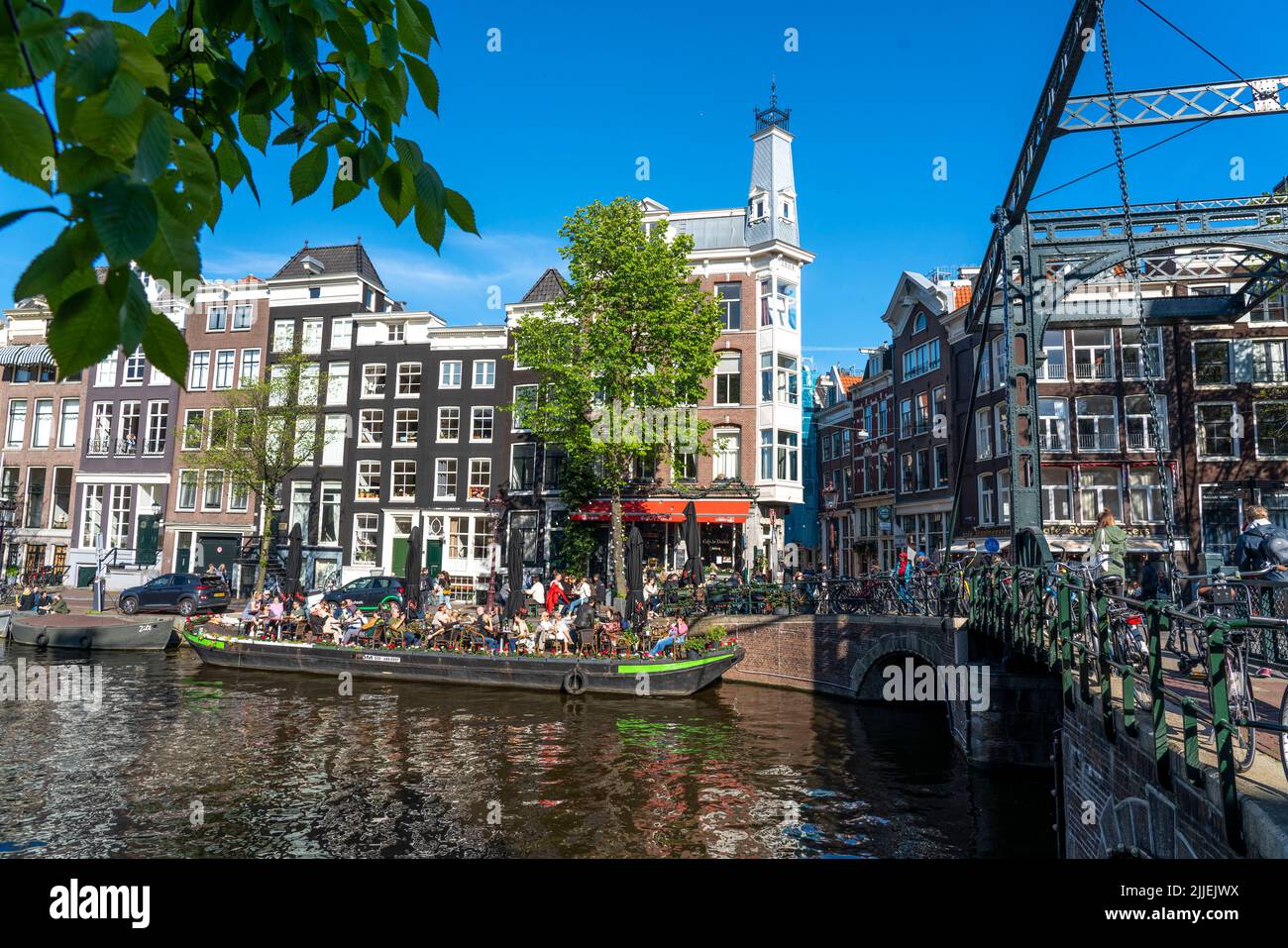 Maisons sur le canal Kloveniersburgwal, la vieille ville d'Amsterdam, Canal Belt, Aluminiumbrug, café avec terrasse sur un bateau à ponton, Amsterdam, pays-Bas Banque D'Images