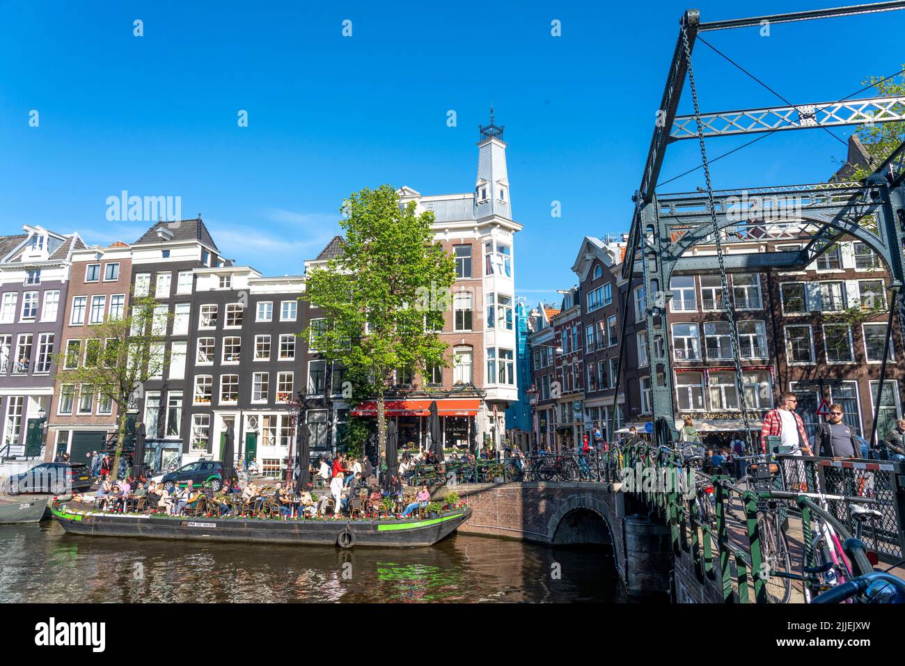 Maisons sur le canal Kloveniersburgwal, la vieille ville d'Amsterdam, Canal Belt, Aluminiumbrug, café avec terrasse sur un bateau à ponton, Amsterdam, pays-Bas Banque D'Images