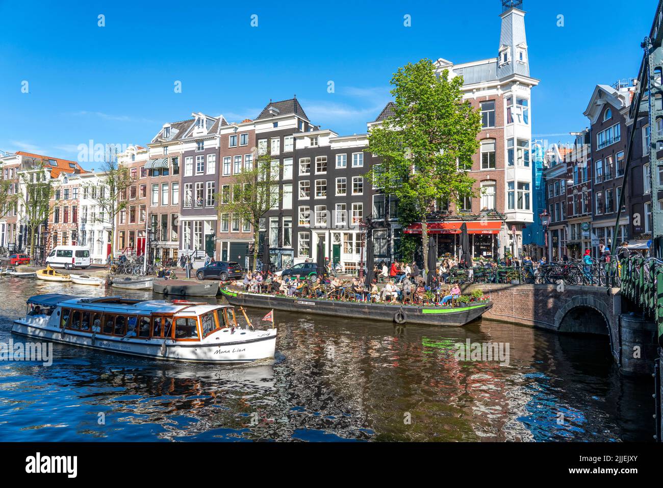 Maisons sur le canal Kloveniersburgwal, la vieille ville d'Amsterdam, Canal Belt, Aluminiumbrug, café avec terrasse sur un bateau à ponton, Amsterdam, pays-Bas Banque D'Images