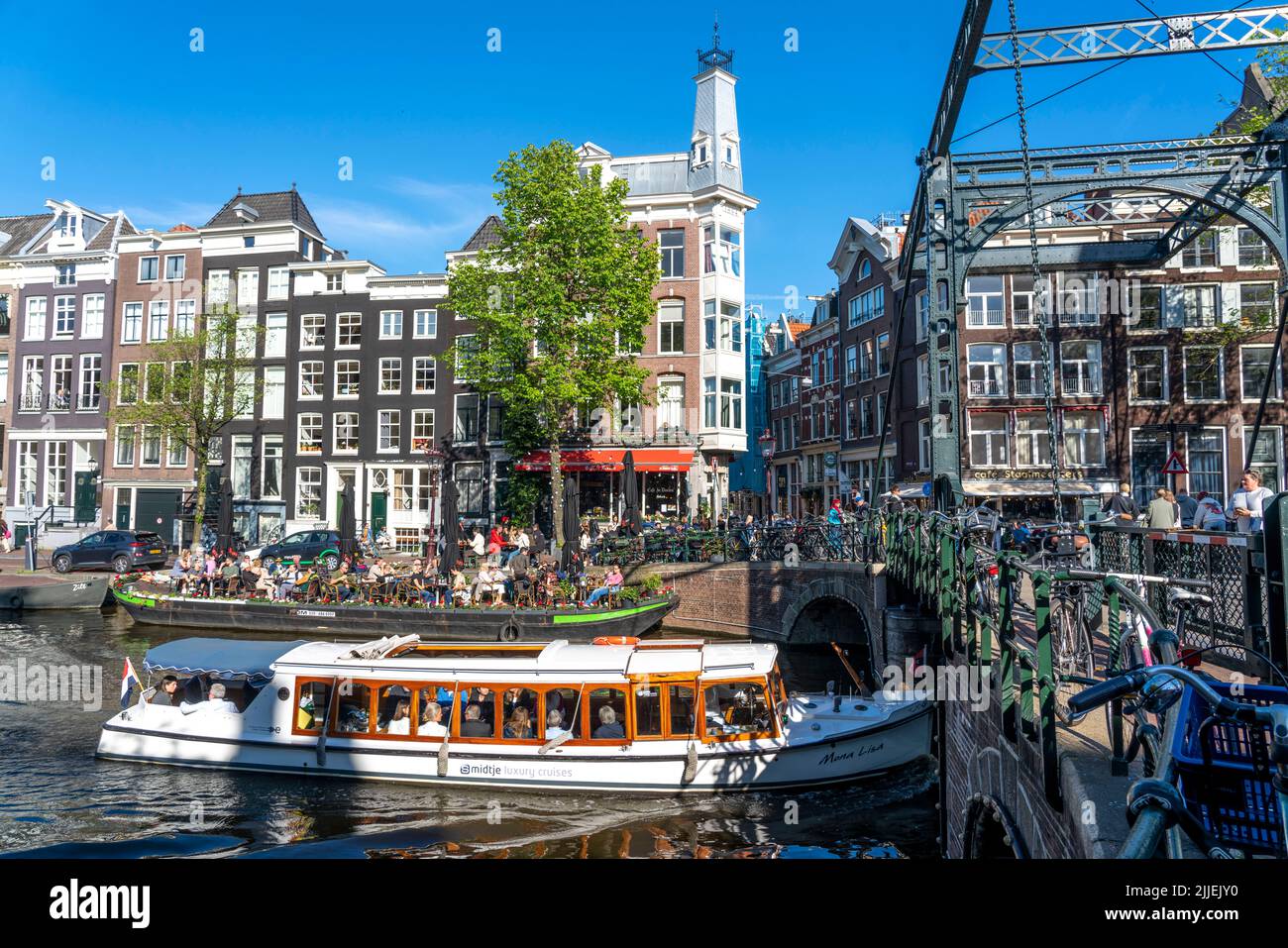 Maisons sur le canal Kloveniersburgwal, la vieille ville d'Amsterdam, Canal Belt, Aluminiumbrug, café avec terrasse sur un bateau à ponton, Amsterdam, pays-Bas Banque D'Images