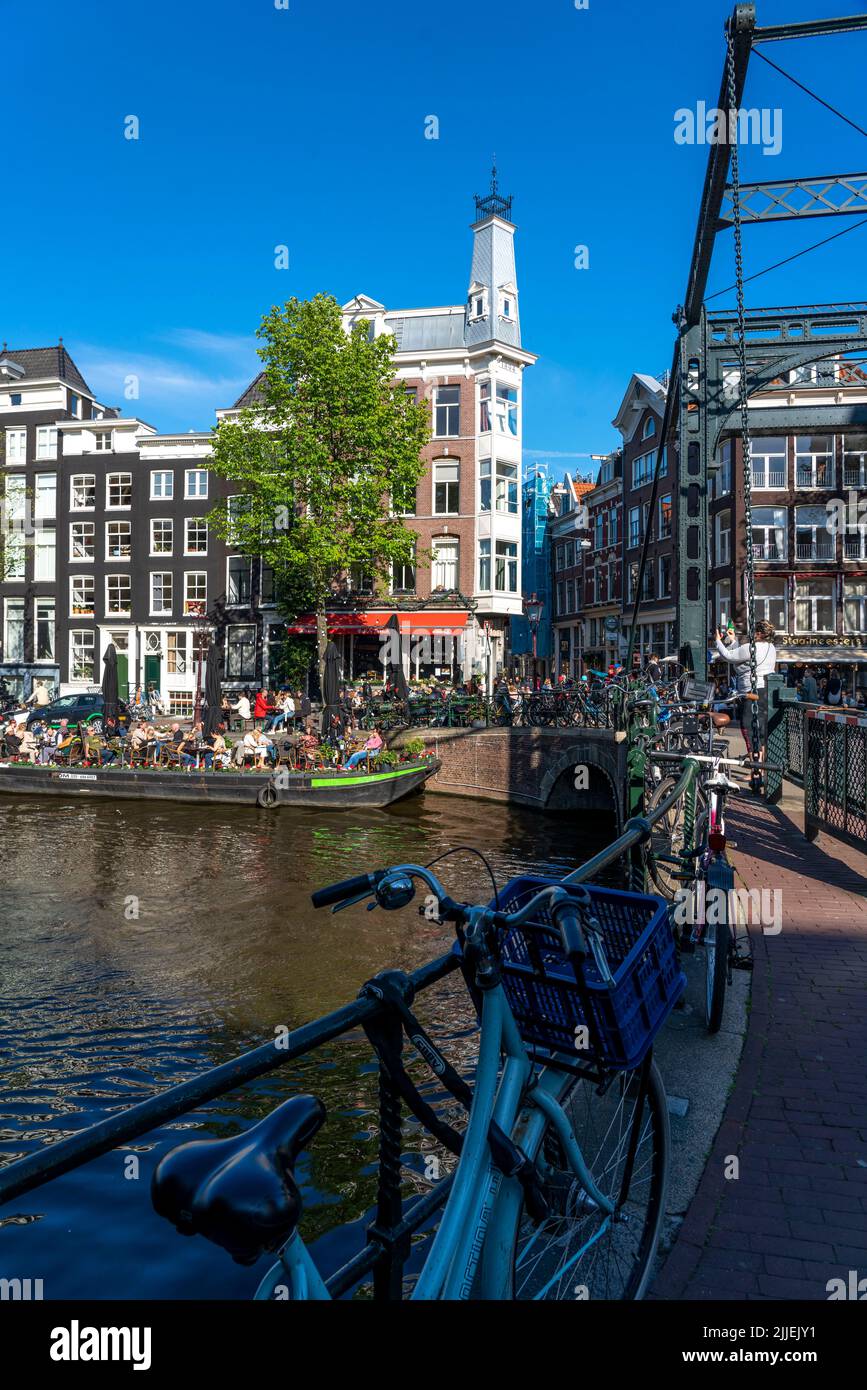Maisons sur le canal Kloveniersburgwal, la vieille ville d'Amsterdam, Canal Belt, Aluminiumbrug, café avec terrasse sur un bateau à ponton, Amsterdam, pays-Bas Banque D'Images