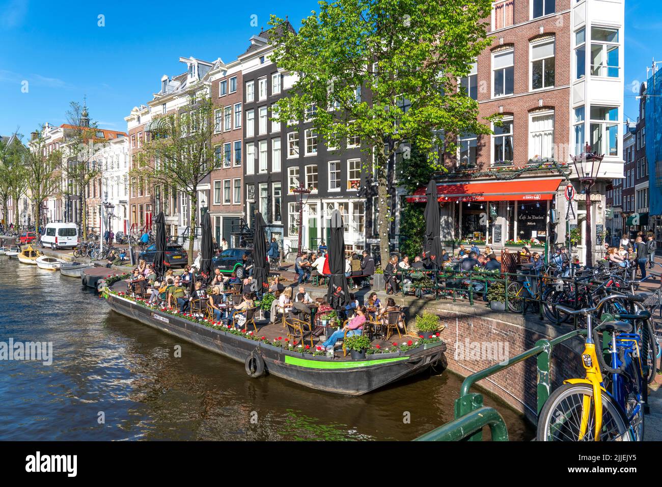 Maisons sur le canal Kloveniersburgwal, la vieille ville d'Amsterdam, Canal Belt, Aluminiumbrug, café avec terrasse sur un bateau à ponton, Amsterdam, pays-Bas Banque D'Images