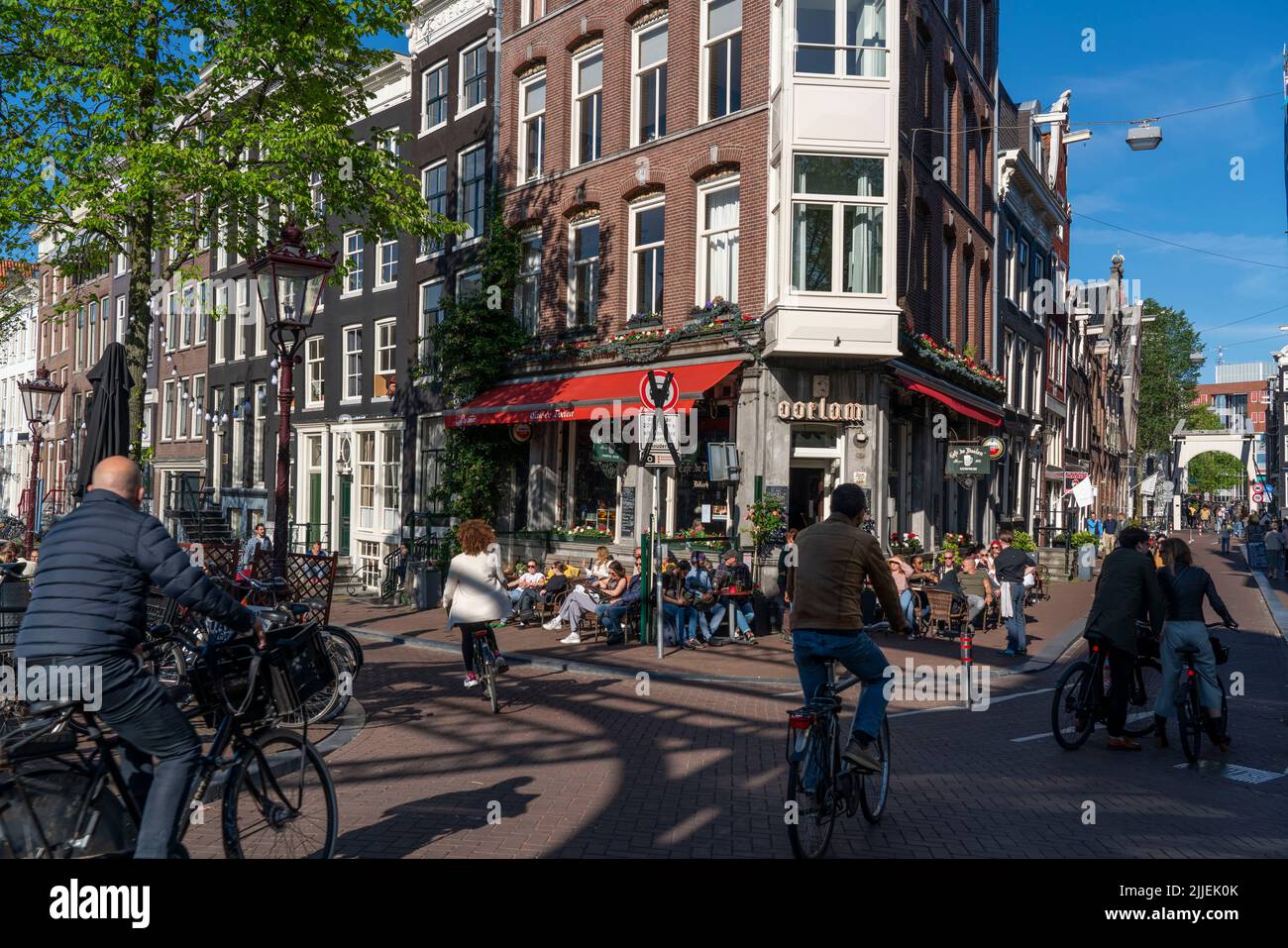 Maisons sur le canal Kloveniersburgwal, vieille ville d'Amsterdam, ceinture de canal, café, Amsterdam, Pays-Bas Banque D'Images