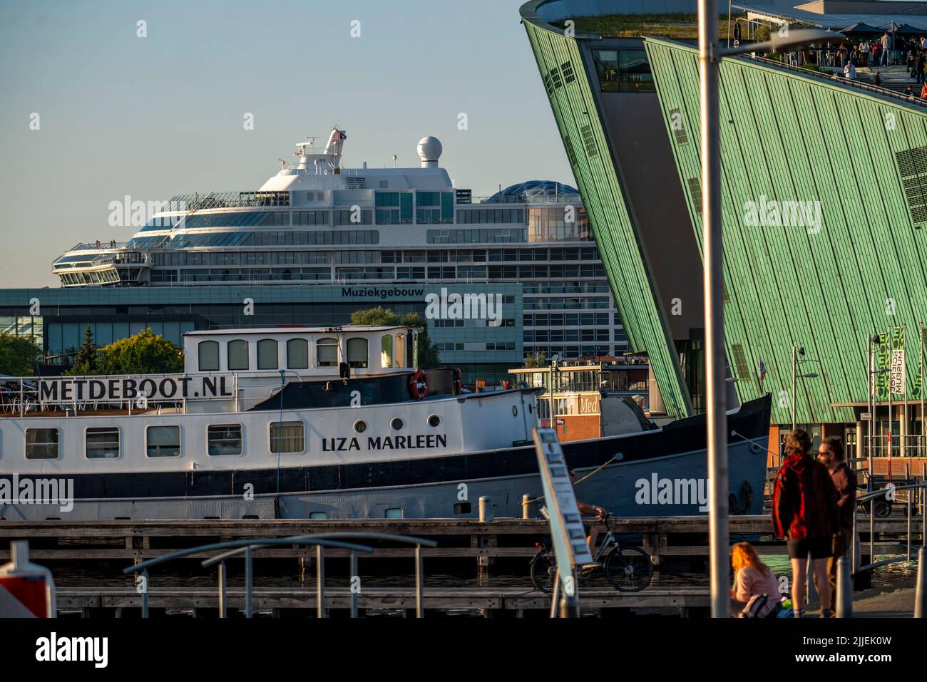 Bateau de croisière au terminal de croisière, terminal passager de bateau de croisière, Musée Nemo, navires au port d'Oosterdok, Amsterdam, pays-Bas, Banque D'Images