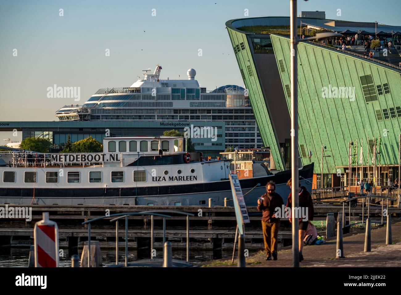 Bateau de croisière au terminal de croisière, terminal passager de bateau de croisière, Musée Nemo, navires au port d'Oosterdok, Amsterdam, pays-Bas, Banque D'Images