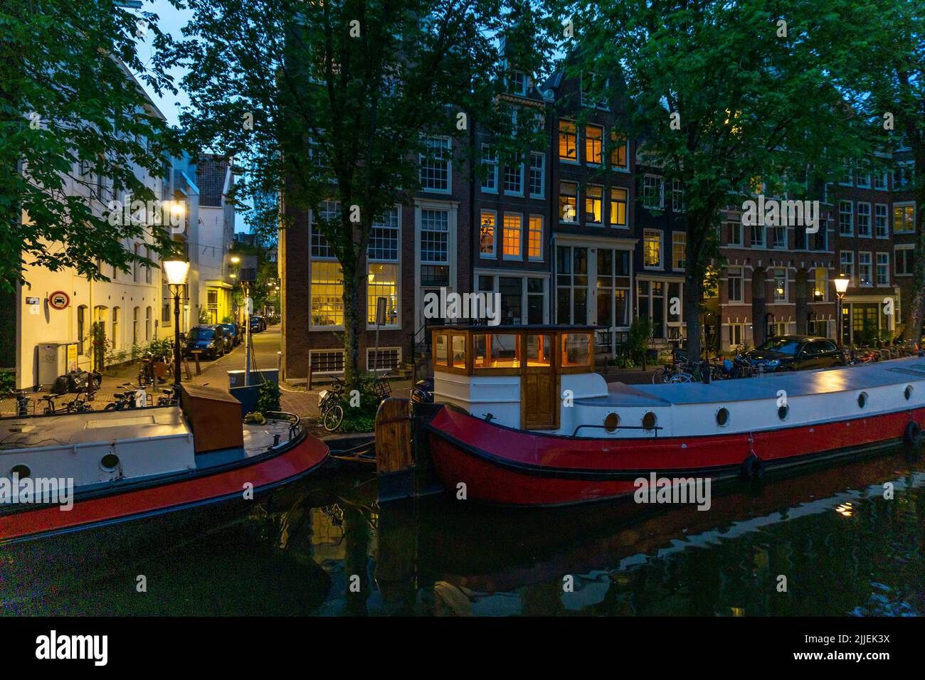 Vieille ville d'Amsterdam, ceinture de canal, Raamgracht, maisons anciennes, bateaux à moteur, Amsterdam, pays-Bas Banque D'Images