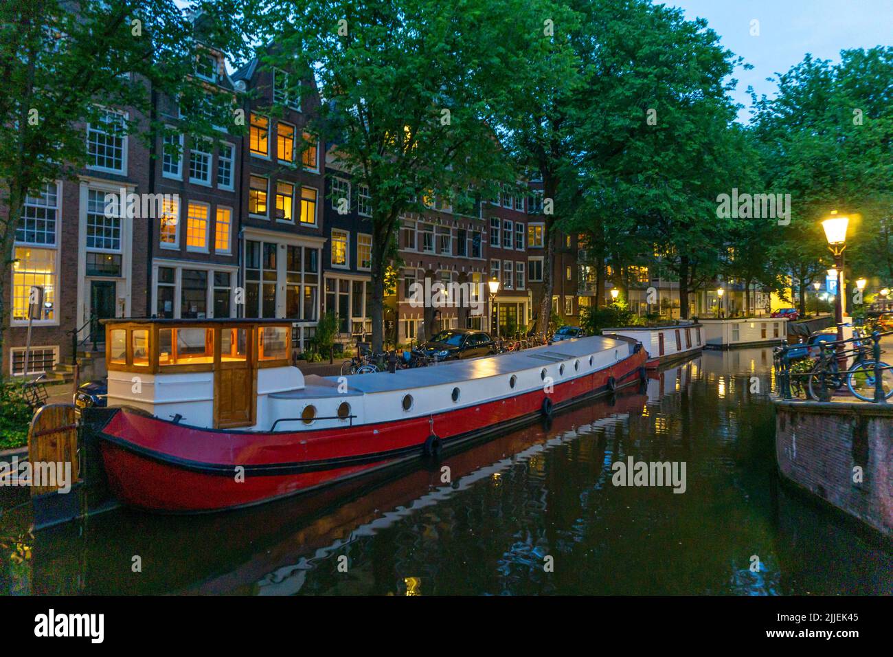 Vieille ville d'Amsterdam, ceinture de canal, Raamgracht, maisons anciennes, bateaux à moteur, Amsterdam, pays-Bas Banque D'Images