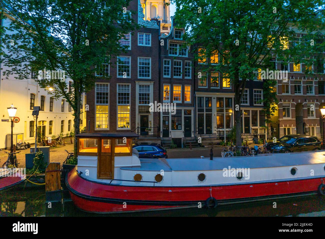 Vieille ville d'Amsterdam, ceinture de canal, Raamgracht, maisons anciennes, bateaux à moteur, Amsterdam, pays-Bas Banque D'Images